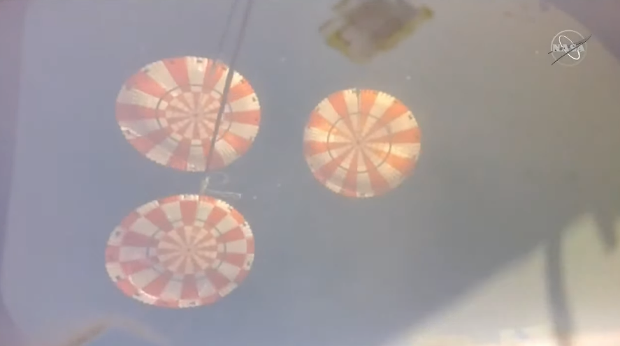 1838 Artemis I reentry three main parachutes