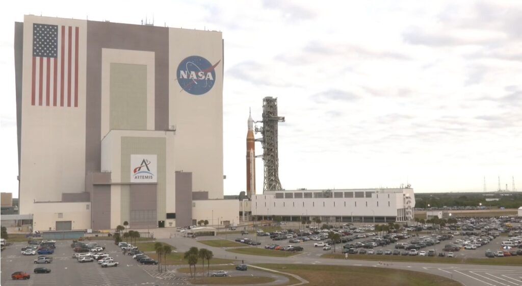 17-01-2026 Artemis II Rollout with LC-39B in the back