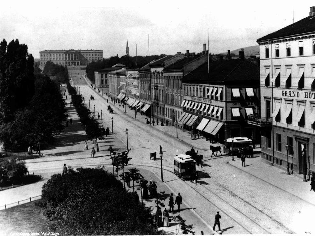 Oslo, Grand Hotel en links daarvan het Hotel van Marte en Marie (Marins) Larsens. Paardentram, 1890-1900 A.