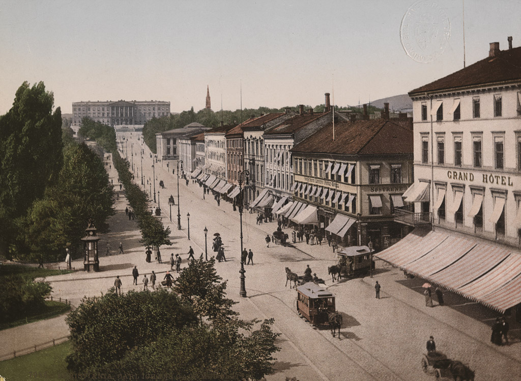 Oslo, Grand Hotel en links daarvan het Hotel van Marte en Marie (Marins) Larsens. Paardentram, 1890-1900 B.