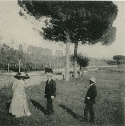 Alma Mahler, man met pet en Gustav Mahler op de Via Appia in Rome 1910