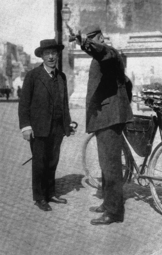 Gustav Mahler vraagt de weg in Rome 1907
