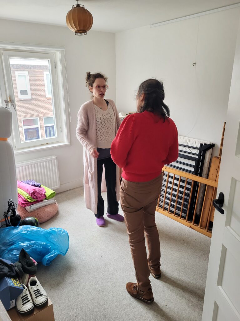 Carry en Judith bespreken de inrichting van de kinderkamer